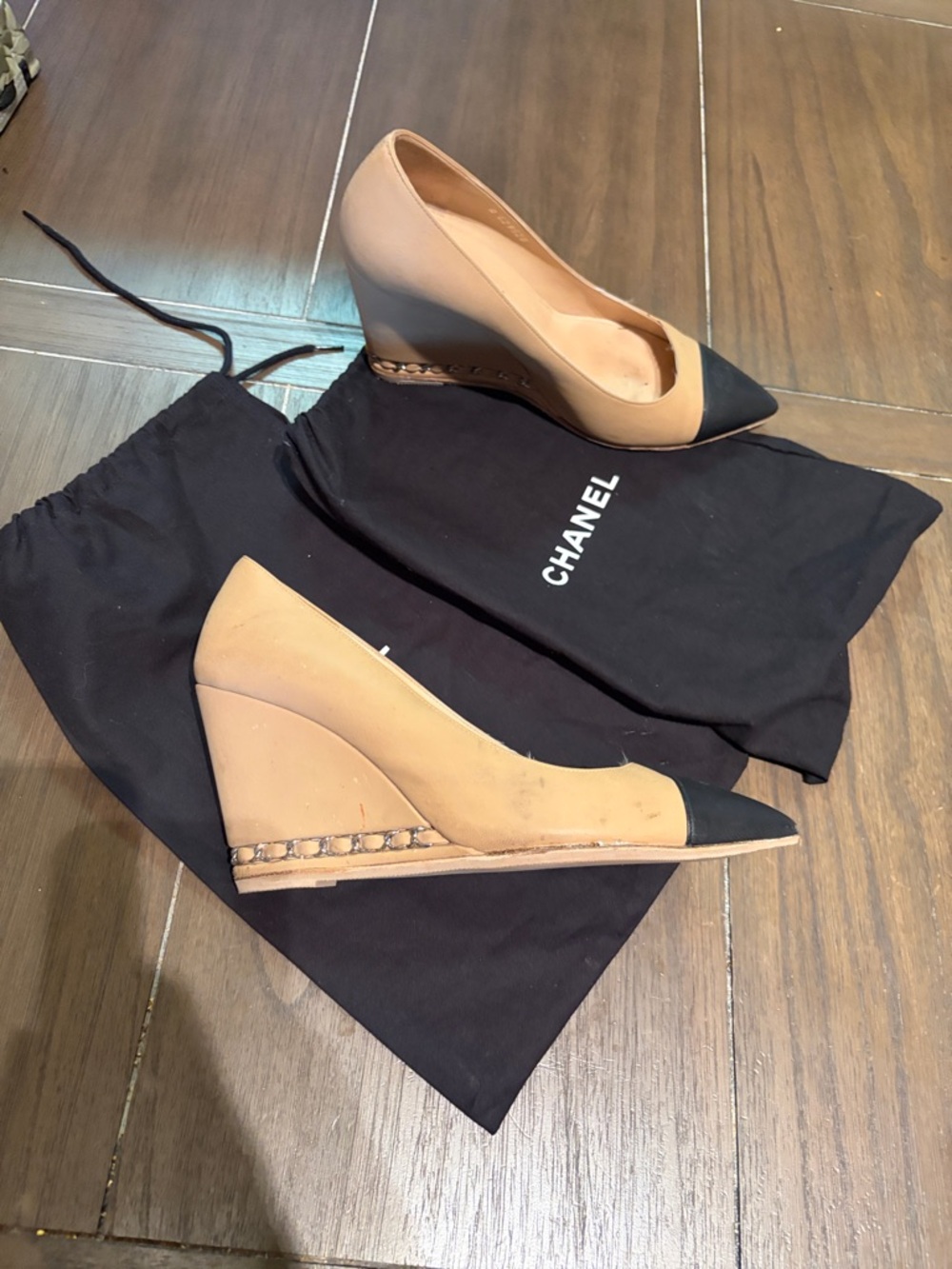 CHANEL Beige and Black Pointed-Toe Two-Tone Pumps - Picture 4 of 9